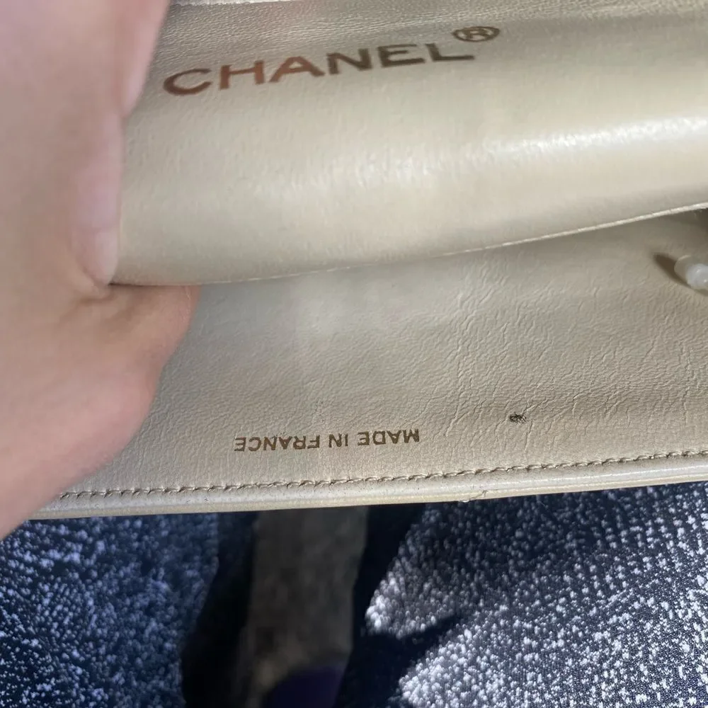 Vintage CHANEL Lambskin Cross Body Bag Cream / Gold Hardware